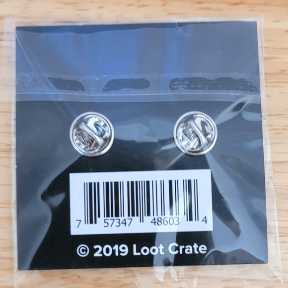Loot Crate Pin "Bracers" Super Mario 2019 Pin ⭐️NWT⭐️ - Picture 2 of 2